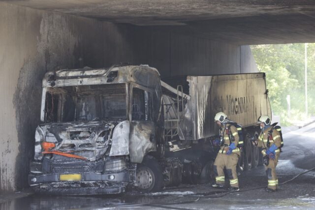 Under motorvejsbro: ‘Vi er kørt til en melding kraftig ild i lastbil’