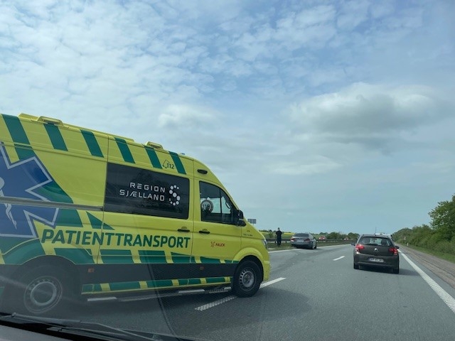 Ambulance rykker ud til motorvej