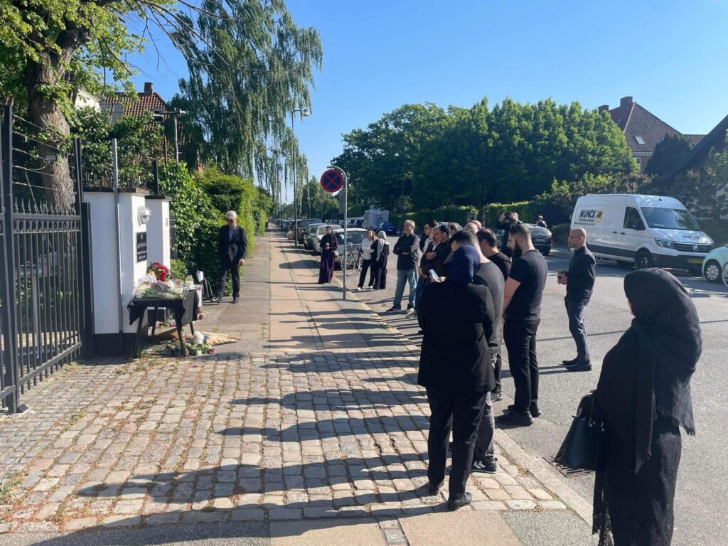 Mennesker i sorg ved Irans ambassade i København
