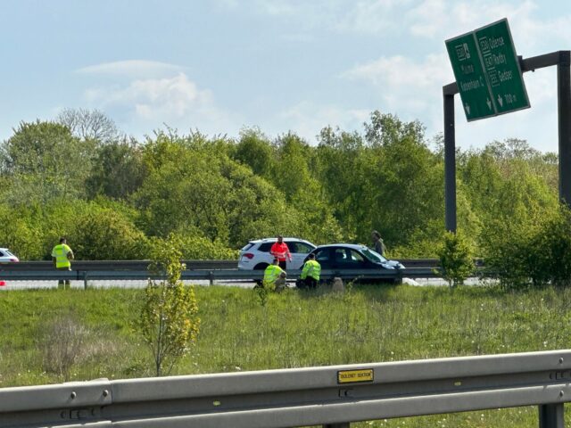 Beredskab rykker ud: Uheld på motorvej spærrer spor
