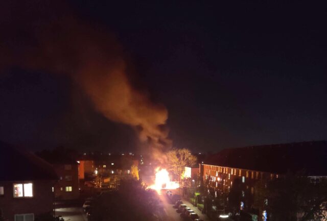 Flammer hærger ved boligkvarter