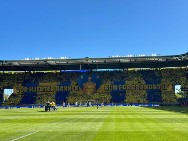 Sprængfarlig stemning på Brøndby Stadion før halvlegen: Træner udvist
