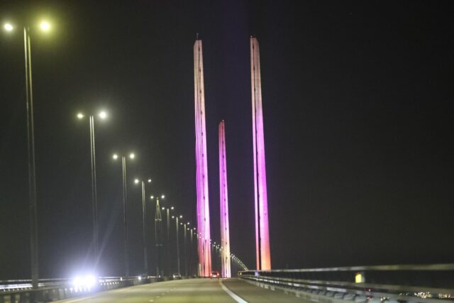 Derfor lyser Øresundsbroen lilla i disse dage