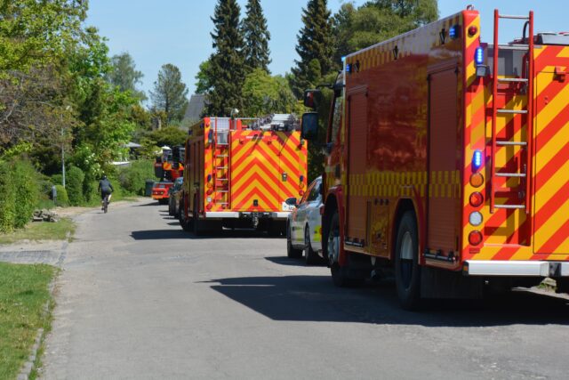Flere brandkøretøjer ved villakvarter