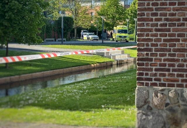 Stort område afspærret midt i Vejle: En anholdt i DNA-dragt