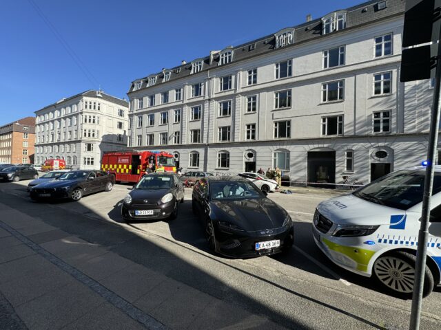 Person reddet ud fra røgfyldt lejlighed i København