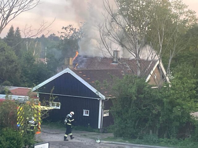 Kraftige flammer hærger hus i Hundested