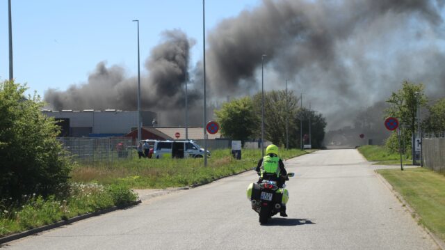 “Hold jer væk”: Voldsom brand hærger industrikvarter