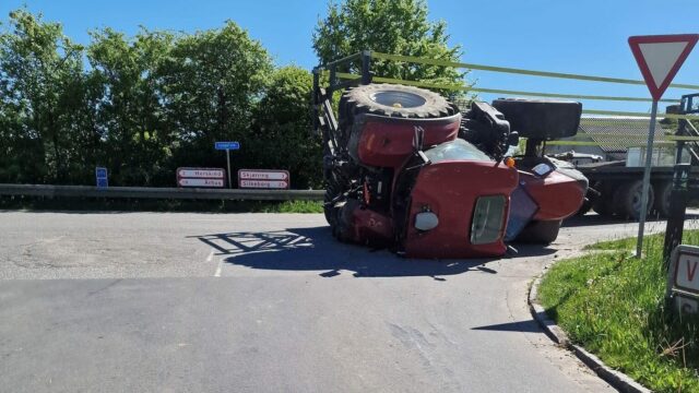 Traktor væltet i sving tæt ved Aarhus