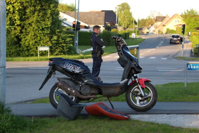 Fuld knallert-kvinde kører galt: Går amok på politiet