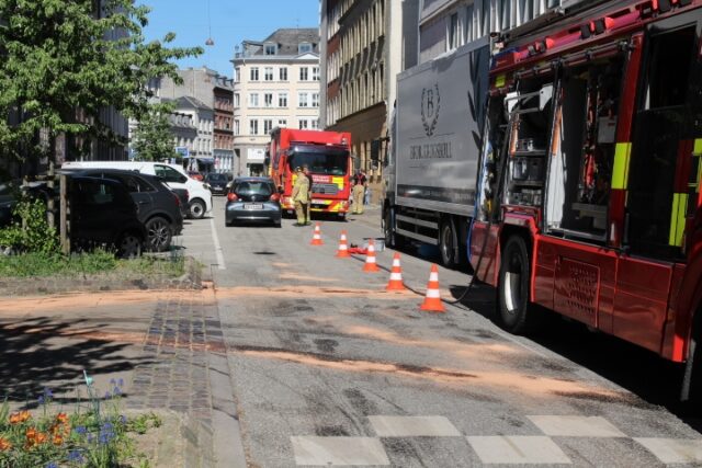 Olie siver ud fra lastbil på Østerbro: Beredskabet rykker ud