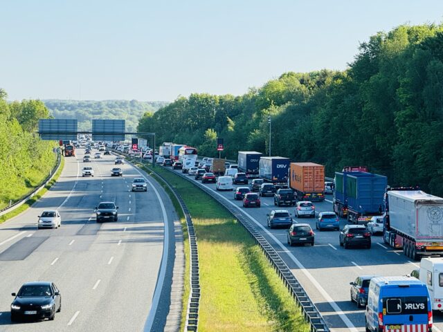 Lastbiler skaber kaos på motorvej