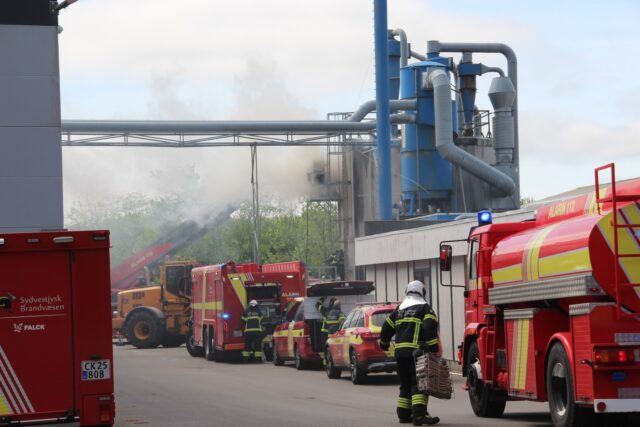 Massiv udrykning til brand i silo ved Varde