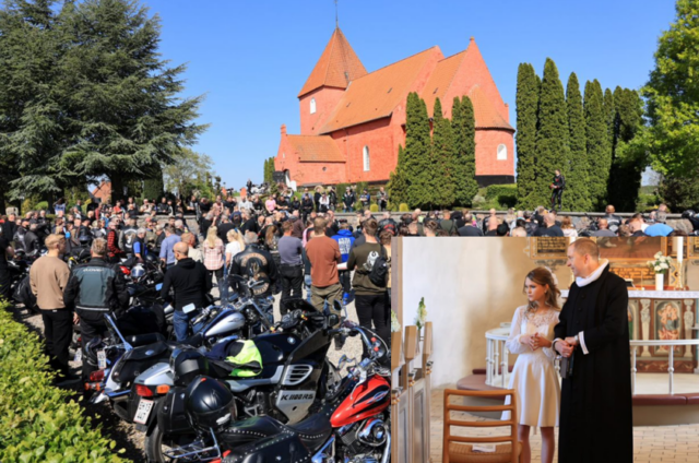 Ingen vil komme til Stellas konfirmation: Bikere fylder kirken i massevis