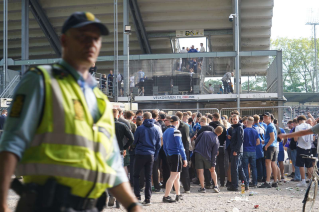 Galleri: FCK-tilhængere ankommer til Aarhus