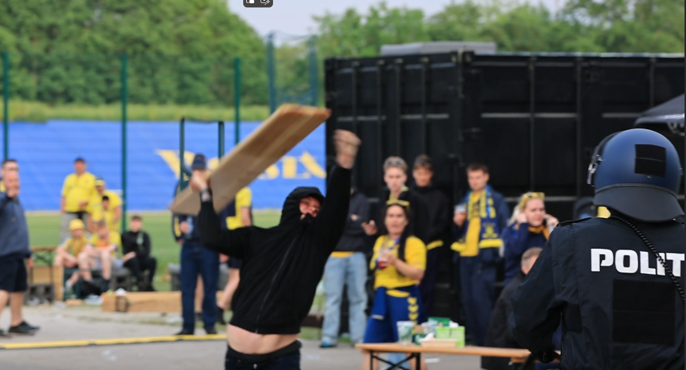 Vanvittig video: Mand kaster bænk og rammer politihund