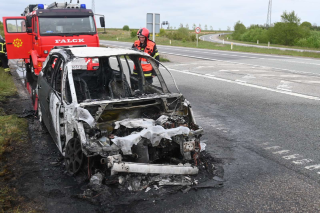 Personbil udbrænder på jysk motortrafikvej