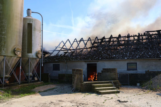 Kraftig brand smadrer gård