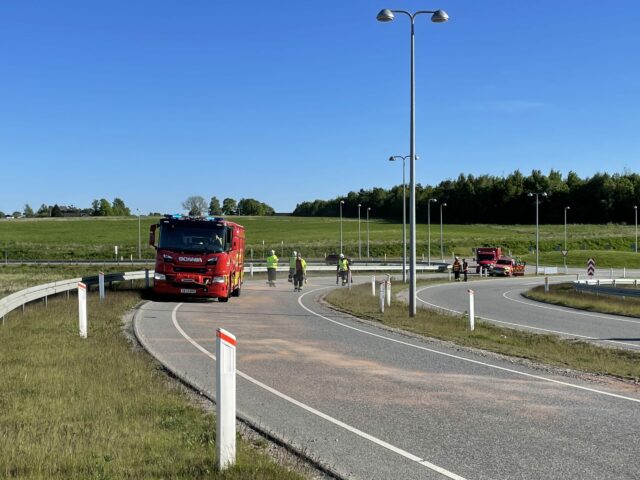 Større oliespild midt på kørebanen i Frederikssund