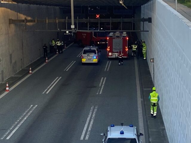 Lastbil knækker aksel og lukker tunnel: ‘Folk kører mod færdselsretningen’