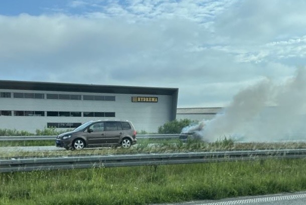 Voldsomme flammer på motorvejen: ‘Brandvæsnet er på vej’