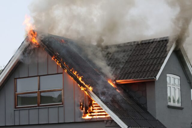 Kraftige flammer raserer hus: ‘Til salg’