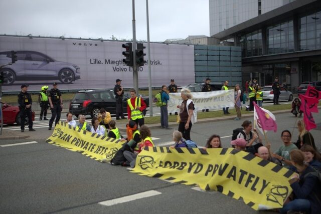 Aktivister spærrer ved Kastrup Lufthavn: ‘FORBYD PRIVATFLY’