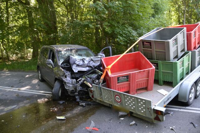 Kæmpe ulykke: Lastbil, to biler og stor trailer smadret