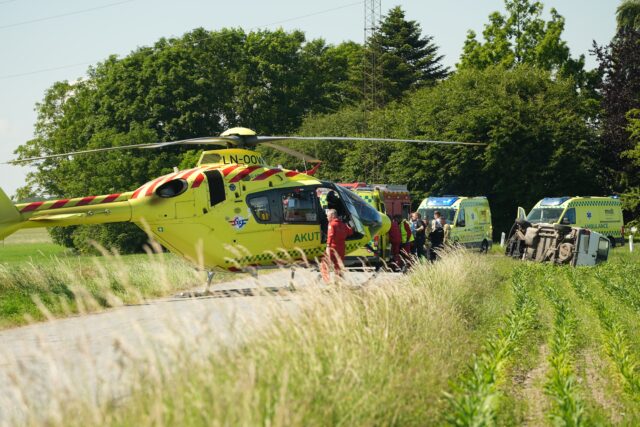 Redningshelikopter og flere ambulancer: Fastklemte personer