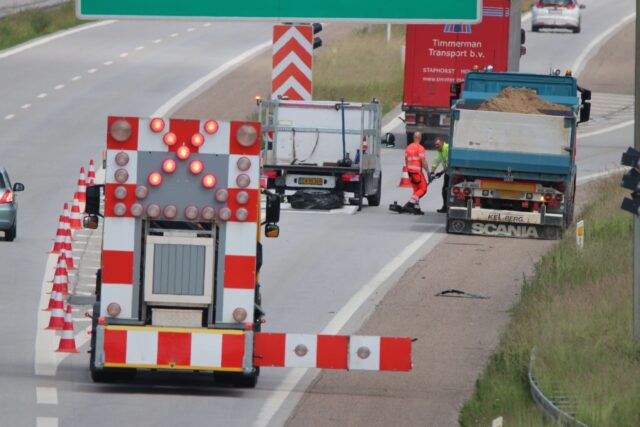Lastbils dæk springer på motorvejen: Afkørsel spærret