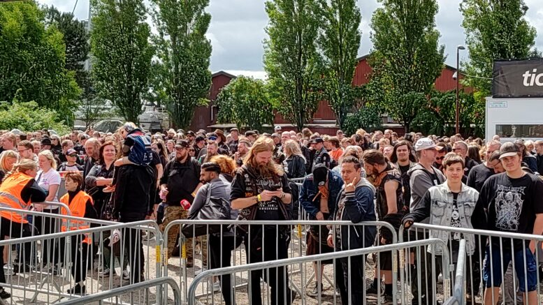 Heavy metal-fans landet over står i kø til årets mest hårdtslående festival.