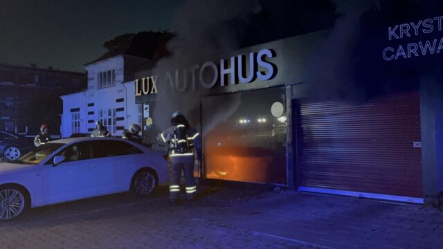 Ild i bilforretning: Ilden vælter ud