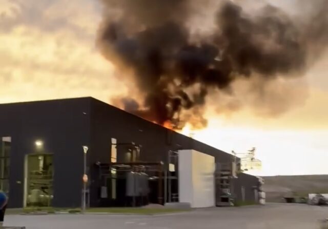Enorm røgsøjle stiger op fra kæmpe fabriksbrand