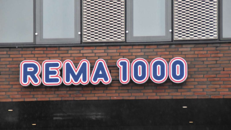 Det her er et billede af Rema 1000s logo. Fronten på en butik.