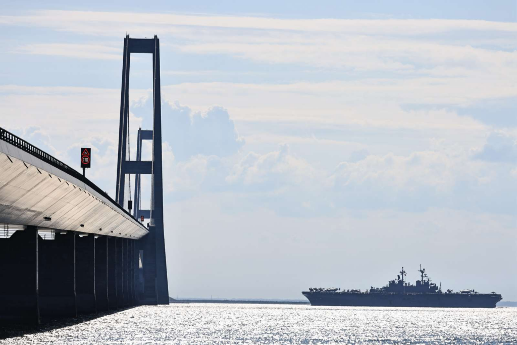 USS Wasp sejler under Storebæltsbroen. Foto: Presse-fotos.dk