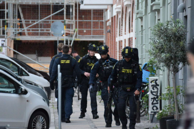 Politiet trækker automatvåben på åben gade i København