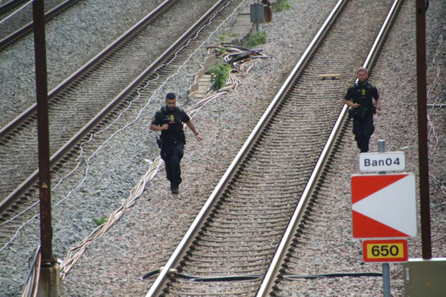 Grædende pige ved S-tog: Betjente løber rundt på skinnerne