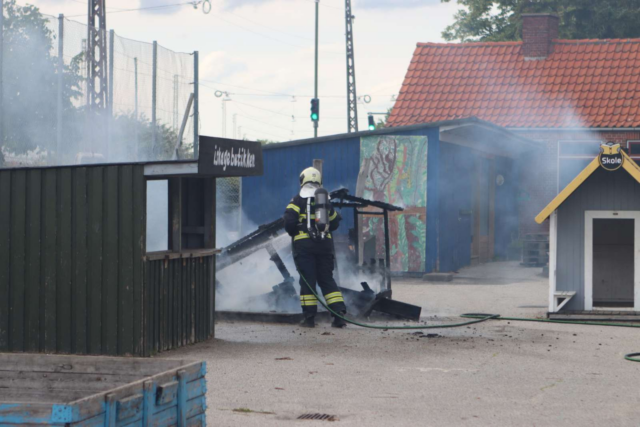 Voldsomme flammer kaster sig op fra folkeskole på Amager