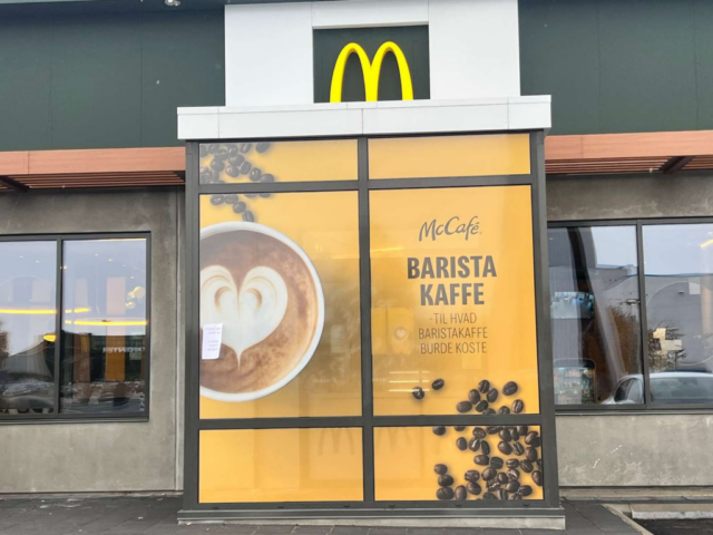 McDonald’s dropper AI: Kunde fik is toppet med bacon