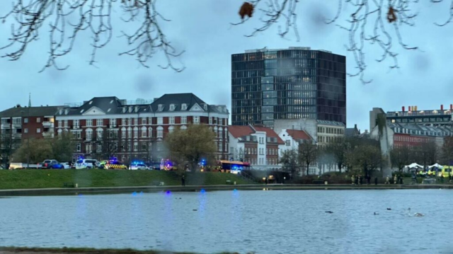 Spektakulært uheld midt i København: Bil drøner ned i Søerne