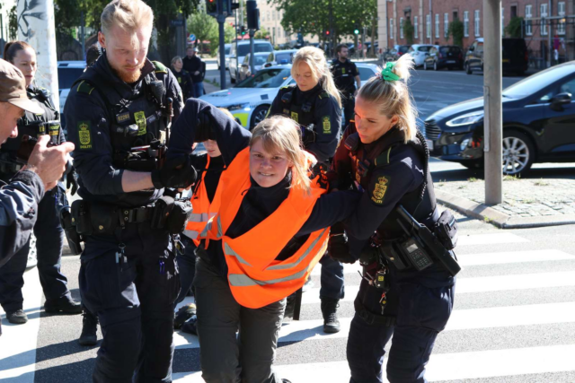 Fjerde dag i træk: Klimaaktivister blokerer flere trafikpulsårer i København
