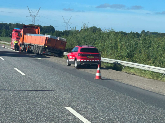 Lastbil havarerer på Sønderjyske Motorvej