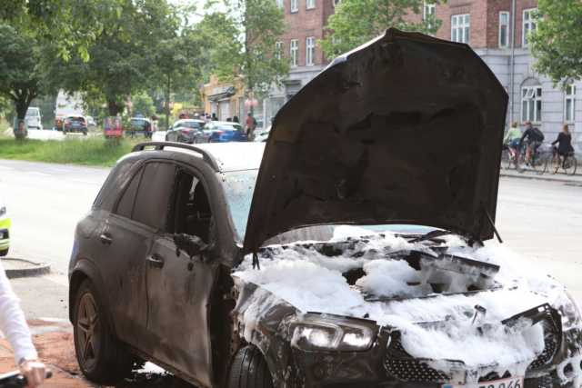 Mercedes bryder i brand i København