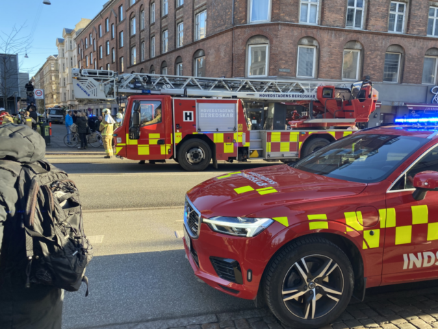 Kraftig brand spærrer Nørrebrogade