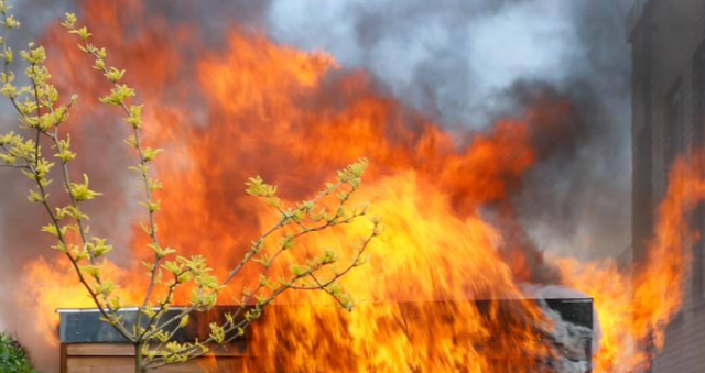 Brand i feriecenter: Flere huse i flammer