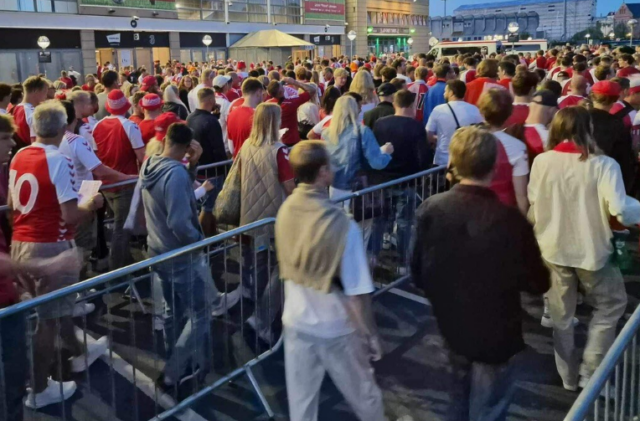 Stor politiaktion på stadion under Danmarks kamp: Alle kiggede op