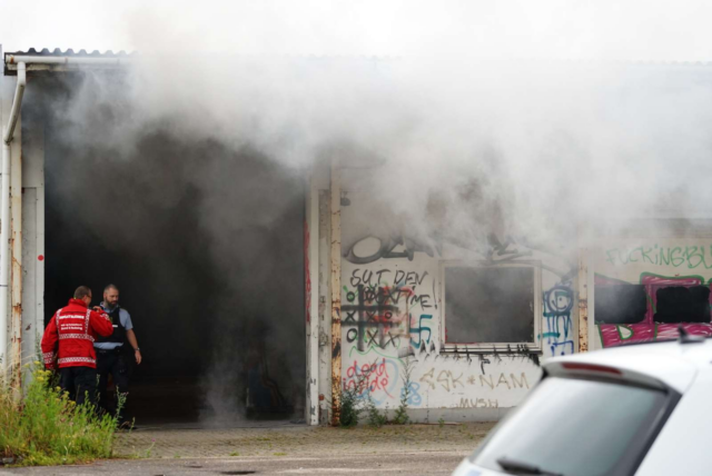 Flammer og røg fra brændende bygning: Unge drenge tilbageholdt