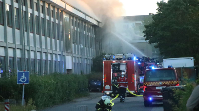 Kæmpe brand brudt ud på skole: Flammerne står ud af vinduerne