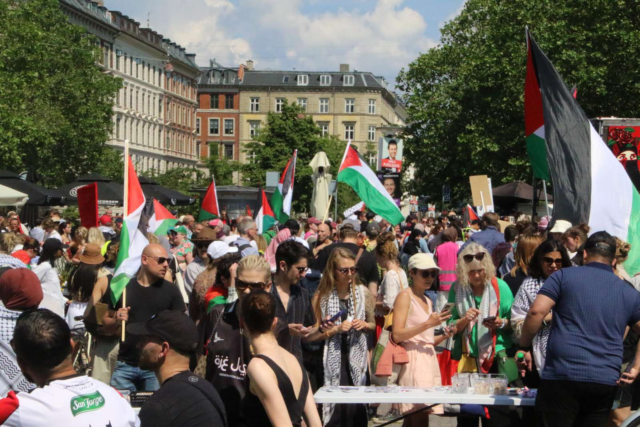 Demonstration for Gaza i København: Flere tusinde samlet ved Christiansborg