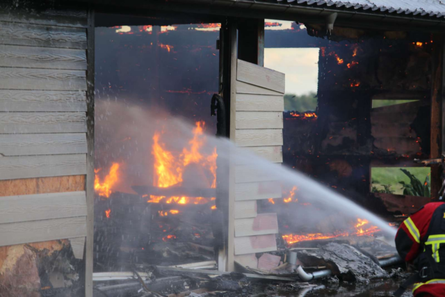 Kraftig brand ved hus: Lade overtændt